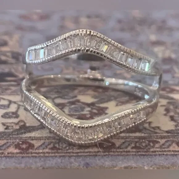 Breathtaking ring with guard, Brilliant cut center  stone w/ rounds . Size 9 - Picture 5 of 7